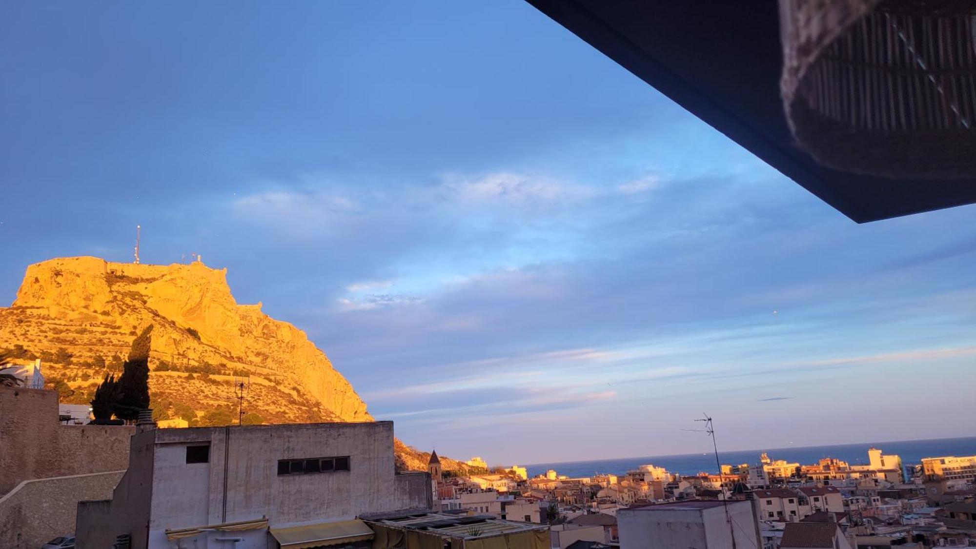 Corazón de Alicante con vistas al mar y al castillo Exterior foto